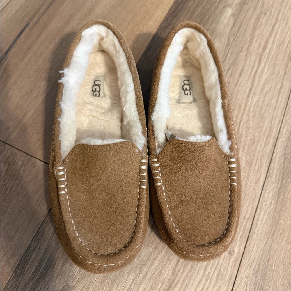 NWOT - UGG Ansley Water-Resistant Suede Wool Lined Moccasin Slippers.